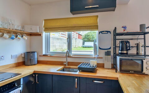 Bude Bolthole: Køkken Apparat, Køkken, Møbel, Countertop, Indretning, Større Bandage, Cabinetry, Træ, Gulvbelægning, Husholdningsapparat