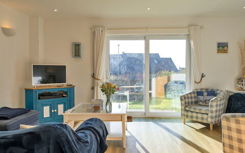 Bude, Upper Deck: Møbel, Træ, Gulvbelægning, Indretning, Etage, Bord, Stol, Loft, Værelse, Stue
