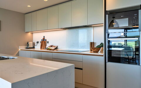 Perrantide: Køkken, Køkken Apparat, Countertop, Indretning, Cabinetry, Gulvbelægning, Større Bandage, Møbel, Husholdningsapparat, Træ