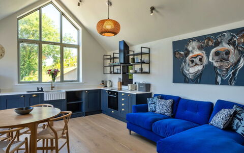 The Cart Shed: Møbel, Indretning, Gulvbelægning, Couch, Træ, Loft, Etage, Stue, Værelse, Hjem