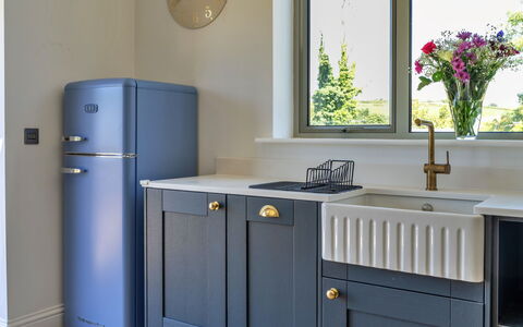 The Cart Shed: Køkken Apparat, Køkken, Indretning, Større Bandage, Husholdningsapparat, Countertop, Cabinetry, Bejdse, Maling