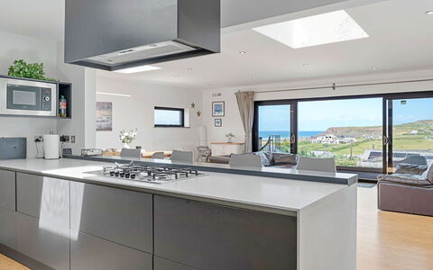 Tregarden: Køkken, Køkken Apparat, Countertop, Indretning, Større Bandage, Husholdningsapparat, Gulvbelægning, Cabinetry, Komfur, Møbel