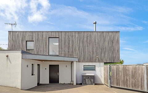 Tregarden: Himmel, Arkitektur, Hjem, Facade, Boligområde, Hus, Land Lot, Tag, Kompositmateriale, Dør