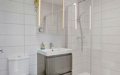Tregarden: Gulvbelægning, Indretning, Sanitærarmatur, Badeværelse, Etage, Toilet, Vvs, Flise, Tap, Glas