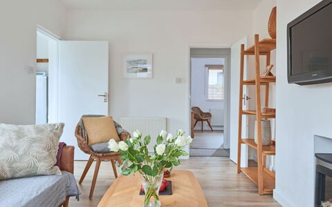 Templemore: Møbel, Indretning, Gulvbelægning, Væg, Etage, Træ, Værelse, Loft, Stue, Couch