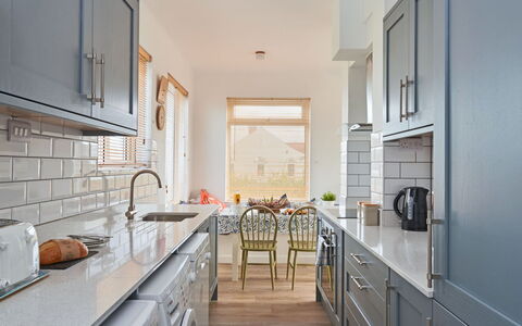 Templemore: Indretning, Gulvbelægning, Køkken, Countertop, Møbel, Cabinetry, Træ, Etage, Køkken Apparat, Loft