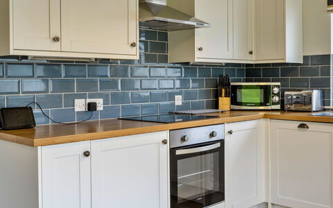 Trecane: Countertop, Køkken, Cabinetry, Køkken Apparat, Gulvbelægning, Indretning, Større Bandage, Etage, Skuffe, Tap