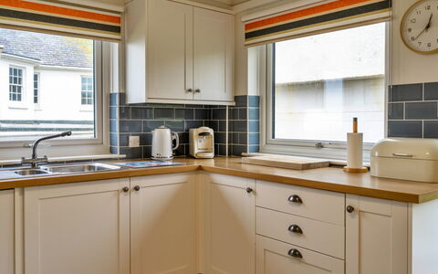Trecane: Køkken, Countertop, Indretning, Køkken Apparat, Cabinetry, Træ, Gulvbelægning, Større Bandage, Loft, Belysning