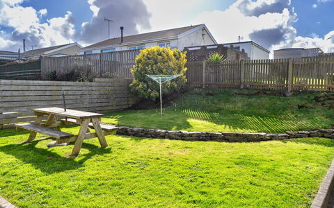 Trecane: Græs, Boligområde, Have, Lawn, Land Lot, Hjem, Bunddække, Gård, Backyard, Sommerhus