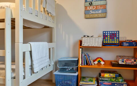 Trecane: Møbel, Køjeseng, Indretning, Træ, Soveværelse, Gulvbelægning, Seng, Etage, Sengetøj, Værelse