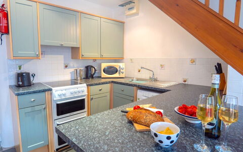 Rosemary Cottage at Widemouth Bay: Køkken, Countertop, Køkken Apparat, Større Bandage, Køkkenvask, Cabinetry, Indretning, Gulvbelægning, Møbel, Håndvask