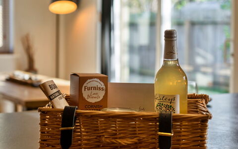 Gwelmor: Flaske, Kurv, Wicker, Glas Flaske, Drinkware, Vin, Vinflaske, Barware