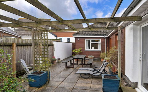 Gwelmor: Have, Backyard, Skygge, Udendørs Struktur, Gårdsplads, Gård, Pergola, Gårdhave, Udendørs Møbler, Landscaping