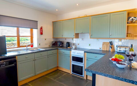Olive Tree at Widemouth Bay: Køkken, Køkken Apparat, Countertop, Cabinetry, Større Bandage, Indretning, Gulvbelægning, Træ, Husholdningsapparat, Komfur