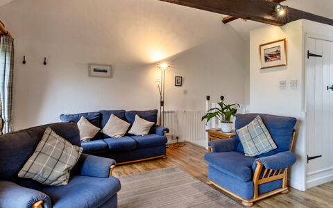 Barn, Quinceborough Farm: Møbel, Indretning, Couch, Træ, Gulvbelægning, Etage, Værelse, Loft, Stue, Hjem