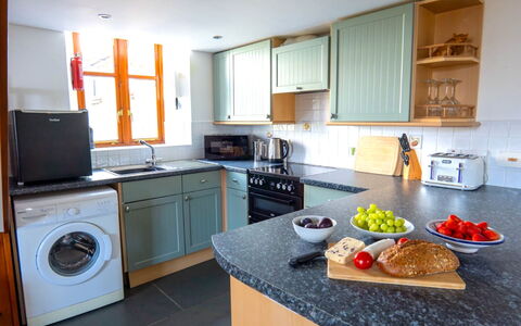 Fields Barn at Widemouth Bay: Køkken Apparat, Køkken, Countertop, Større Bandage, Indretning, Cabinetry, Gulvbelægning, Møbel, Komfur, Komfur