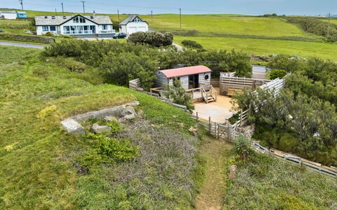 Manderley: Hus, Busk, Hjem, Sommerhus, Land Lot, Landdistrikt, Bunddække, Estate, Hældning, Veranda