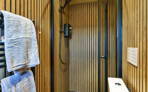 Manderley: Træ, Sanitærarmatur, Badeværelse, Gulvbelægning, Indretning, Etage, Vvs, Tap, Håndvask, Toilet