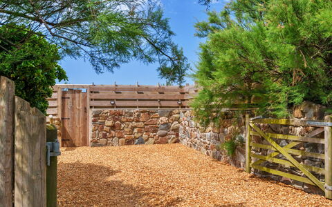 Manderley: Landskab, Hegn, Have, Skygge, Home Fencing, Landscaping, Backyard, Gård