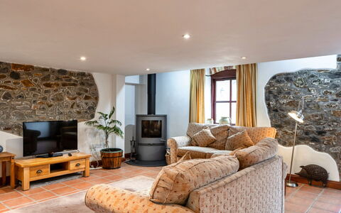 Roost, Quinceborough Farm: Møbel, Indretning, Gulvbelægning, Etage, Træ, Loft, Værelse, Couch, Belysning, Stue