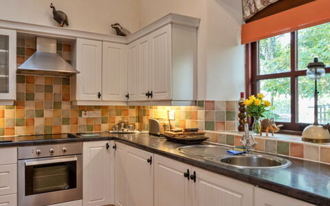 Roost, Quinceborough Farm: Køkken, Countertop, Køkken Apparat, Cabinetry, Indretning, Sanitærarmatur, Gulvbelægning, Møbel, Træ, Lysarmatur