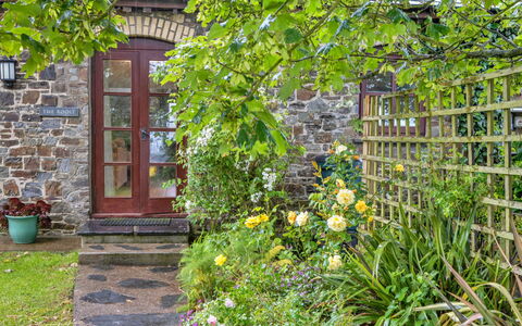 Roost, Quinceborough Farm: Væg, Grøn, Blomst, Busk, Have, Sommerhus, Forår, Mursten, Bunddække