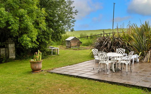 Roost, Quinceborough Farm: Møbel, Have, Busk, Land Lot, Lawn, Backyard, Landscaping, Udendørs Møbler, Gård, Stol