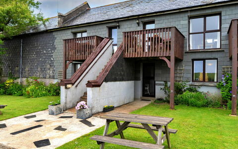 Mucklow, Quinceborough Farm: Sommerhus, Lawn, Have, Gård, Backyard, Landscaping, Estate, Gårdsplads, Trappe, Hårdttræ