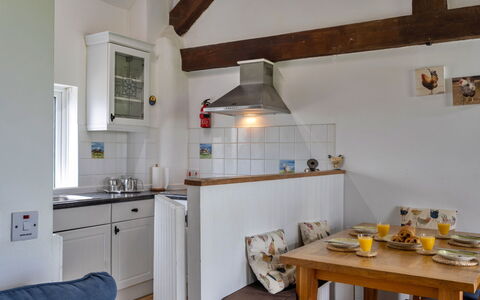 Mucklow, Quinceborough Farm: Møbel, Køkken, Gulvbelægning, Indretning, Countertop, Væg, Cabinetry, Træ, Etage, Loft