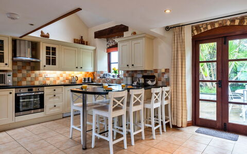 Goose, Quinceborough Farm: Møbel, Indretning, Køkken, Gulvbelægning, Countertop, Cabinetry, Træ, Lysarmatur, Etage, Stol