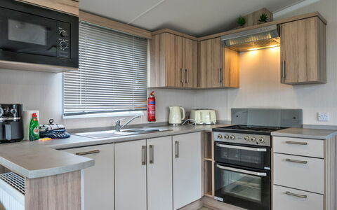 Pine Forest Lodge: Køkken, Køkken Apparat, Countertop, Indretning, Større Bandage, Møbel, Husholdningsapparat, Cabinetry, Håndvask, Lille Apparat