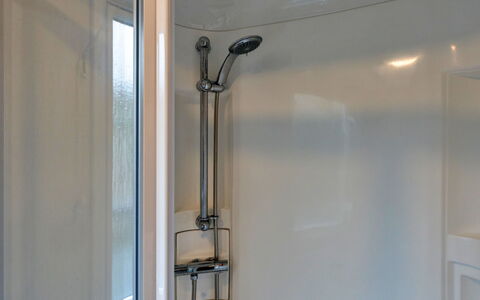 Pine Forest Lodge: Væg, Sanitærarmatur, Indretning, Vvs, Glas, Badeværelse, Tap, Brusepanel, Brusehoved