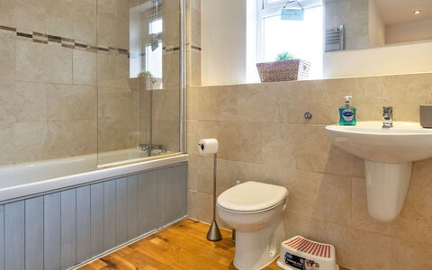 Tregirls: Badeværelse, Gulvbelægning, Etage, Sanitærarmatur, Væg, Badekar, Indretning, Toilet, Toiletbræt, Vvs