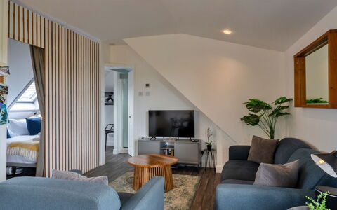 Sea 2: Møbel, Indretning, Gulvbelægning, Etage, Væg, Couch, Træ, Loft, Værelse, Stue