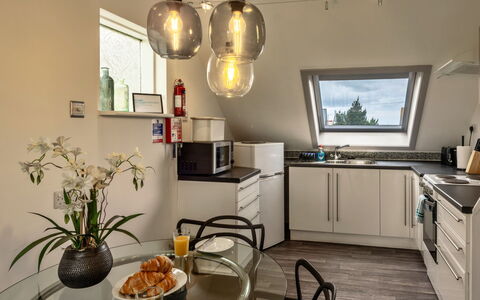 Sea 2: Indretning, Møbel, Loft, Lysarmatur, Træ, Gulvbelægning, Belysning, Køkken, Countertop, Hjem