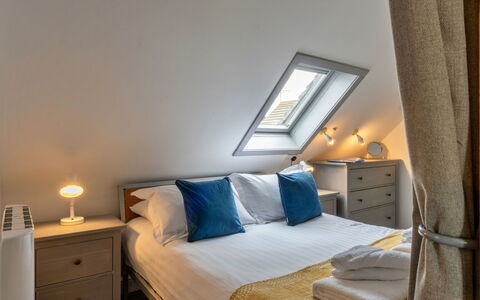Sea 2: Seng, Indretning, Møbel, Soveværelse, Træ, Sengetøj, Etage, Sengetøj, Gulvbelægning, Loft