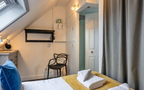 Saltwater Hideaway: Dør, Soveværelse, Hotel, Lampe, Sengetøj, Seng