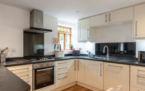 The Hayloft: Køkken Apparat, Køkken, Countertop, Indretning, Større Bandage, Møbel, Cabinetry, Gulvbelægning, Husholdningsapparat, Komfur
