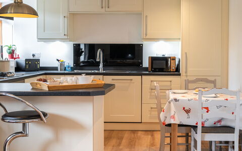 The Hayloft: Møbel, Køkken, Køkken Apparat, Countertop, Indretning, Cabinetry, Større Bandage, Gulvbelægning, Træ, Husholdningsapparat