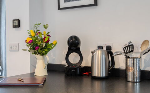 The Hayloft: Køkken Apparat, Lille Apparat, Bordservice, Husholdningsapparat, Kaffemaskine, Countertop, Køkken, Serveware