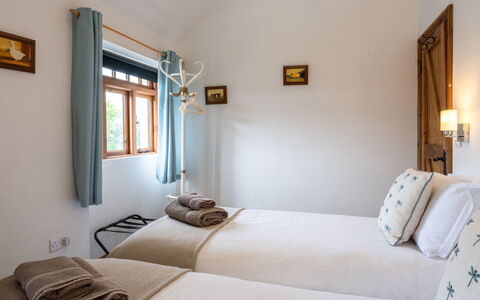 The Hayloft: Seng, Væg, Soveværelse, Træ, Indretning, Møbel, Sengetøj, Sengetøj, Loft, Hjem