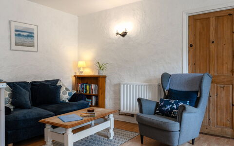 Swallow Cottage: Møbel, Indretning, Væg, Gulvbelægning, Træ, Etage, Couch, Stue, Værelse, Belysning