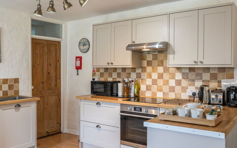 Swallow Cottage: Køkken, Køkken Apparat, Countertop, Cabinetry, Større Bandage, Træ, Gulvbelægning, Indretning, Komfur, Møbel