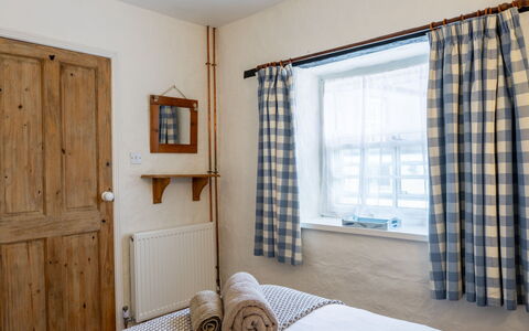 Swallow Cottage: Væg, Træ, Indretning, Møbel, Textile, Soveværelse, Seng, Loft, Sengetøj, Hjem