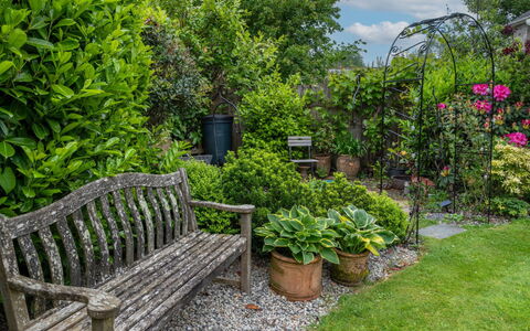 Swallow Cottage: Grøn, Have, Busk, Udendørs Bench, Plantesamfund, Landskab, Udendørs Møbler, Bunddække, Forår
