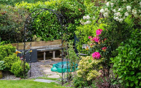 Swallow Cottage: Blomst, Have, Busk, Plantesamfund, Bunddække, Forår, Backyard, Landscaping, Gård