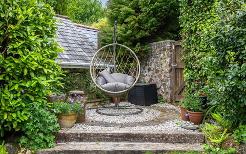 Swallow Cottage: Have, Busk, Møbel, Udendørs Møbler, Bunddække, Backyard, Stol, Blomsterkrukke, Landscaping