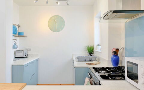 Lansdowne: Køkken, Køkken Apparat, Countertop, Indretning, Møbel, Større Bandage, Cabinetry, Loft, Gulvbelægning, Værelse
