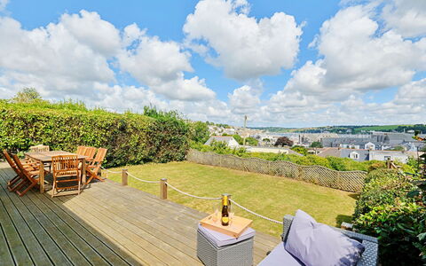 Lansdowne: Himmel, Busk, Sky, Have, Landscaping, Eco Hotel, Cumulus, Udvej, Udendørs Møbler, Villa