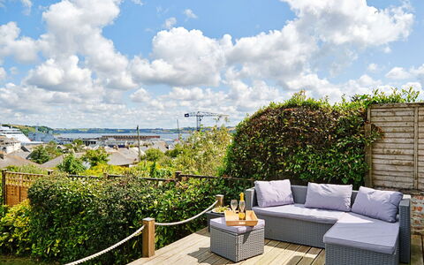 Lansdowne: Blomsterkrukke, Dæk, Udendørs Møbler, Eco Hotel, Skygge, Have, Hegn, Stueplante, Landscaping